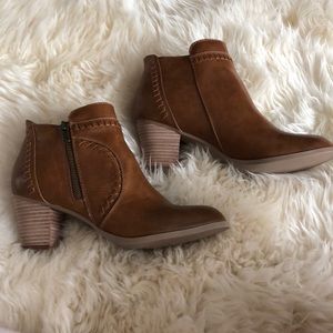 Report Ankle booties
